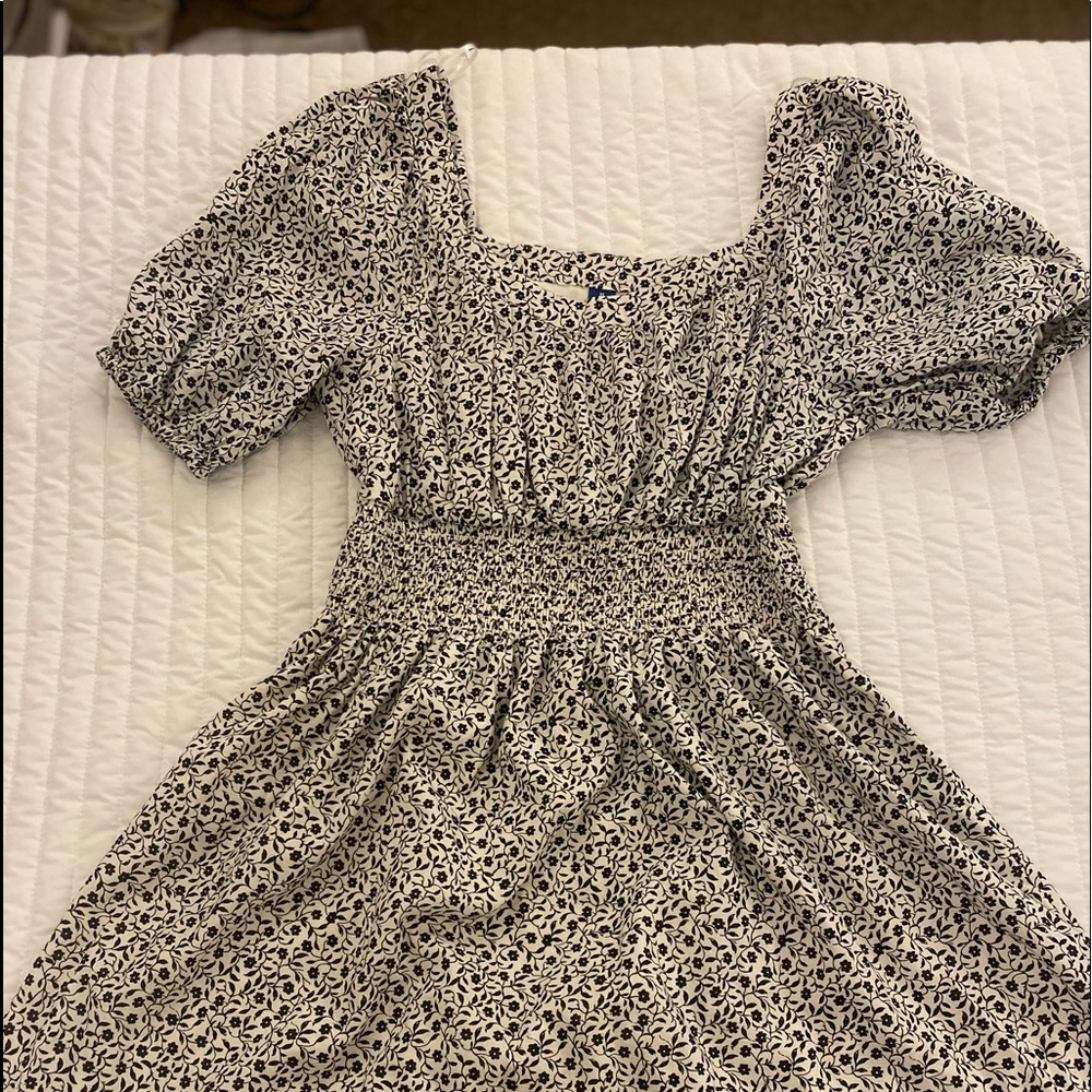 Old Navy black and white flower dress, size Medium